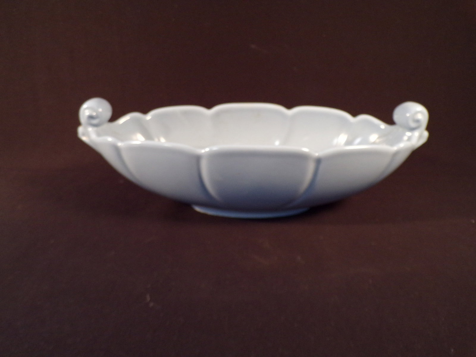 Vintage Blue Abingdon Pottery Oval Shell Console Bowl: Vintage Blue Abingdon Pottery Oval Shell Console Bowl. This Abingdon Console Bowl is in Excellent Condition with no chips or cracks. It measures 14" long by 6 1/4" wide. Marked "Abingdon" on the base 