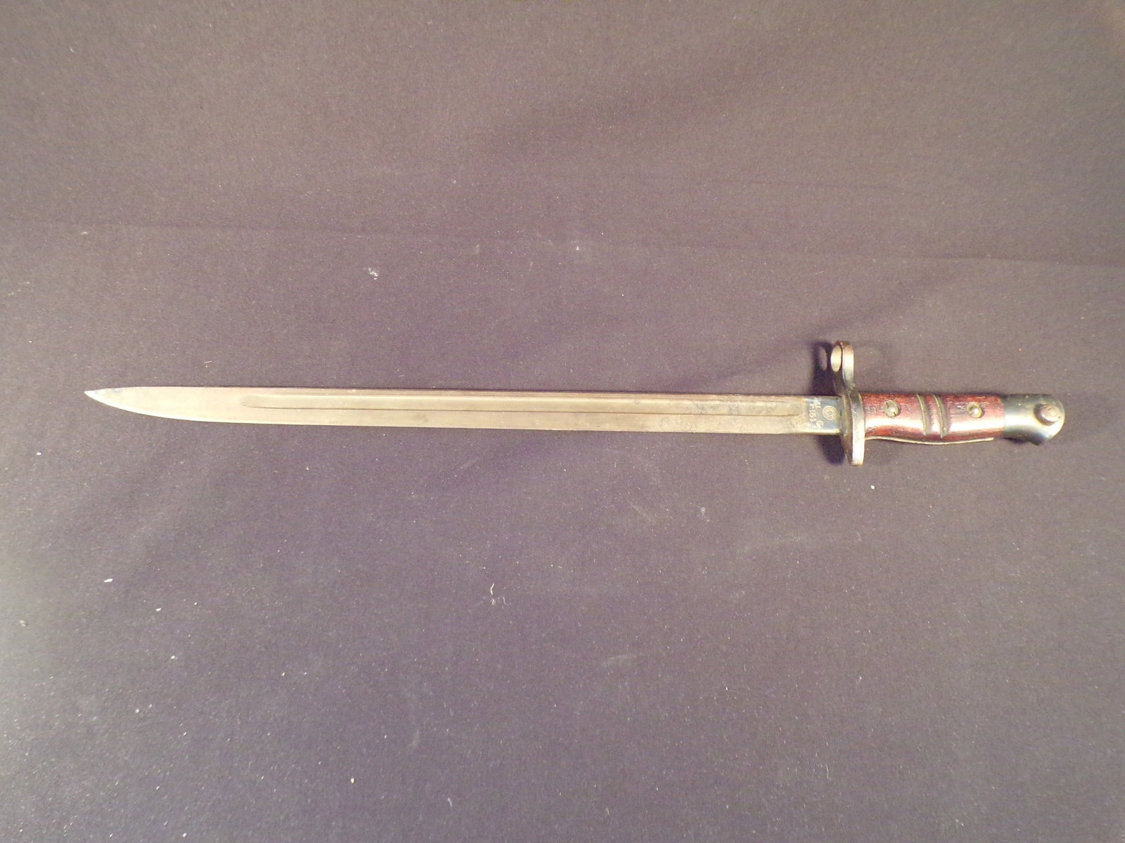 Antique WW1 U.S. M1913 - U.S.M1917 Bayonet by Remington Arms, Ilion, NY.: Antique WW1 U.S. M1913 - U.S.M1917 Bayonet by Remington Arms, Ilion, NY. This Bayonet is in Good or much better condition as pictured. It measures 21 3/4" long overall. This Bayonet is both a British 
