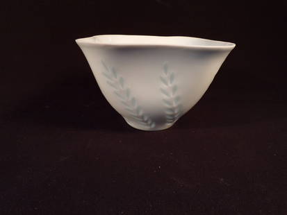 Vintage Friedl Holzer Kjellberg Rice Vase Arabia Finland 1946. Signed.: Vintage Friedl Holzer Kjellberg Rice Vase Arabia Finland 1946. Signed. This Rice Vase is in Excellent Condition with no chips, cracks or scratched. It measures 4" high x 5.75" square. Signed on the bo