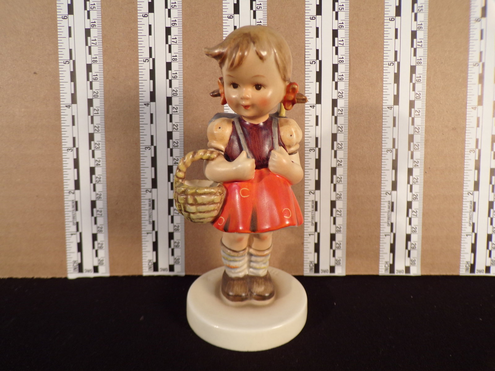Hummel #81, Size Indicator # - 81/0 Trademark # - 3, Figurine Name - School Girl: Up for auction is Hummel #81, Size Indicator - 81/0, Trademark # - 3, Figurine Name - School Girl, This hummel does not have a box and displays these special attributes: None. This Hummel is in excell