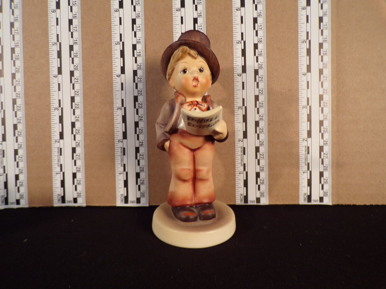 Hummel #131, Trademark # - 5, Figurine Name - Street Singer: Up for auction is Hummel #131, Trademark # - 5, Figurine Name - Street Singer, This hummel does not have a box and displays these special attributes: None. This Hummel is in excellent condition with n