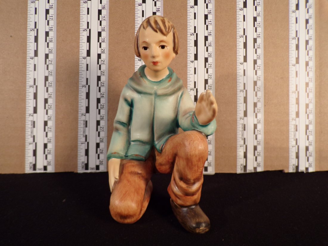 Hummel #214, Size Indicator # - 214/g Trademark # - 6, Figurine Name - Shepherd: Up for auction is Hummel #214, Size Indicator - 214/g, Trademark # - 6, Figurine Name - Shepherd, This hummel does have a box and displays these special attributes: Kneeling. This Hummel is in excelle