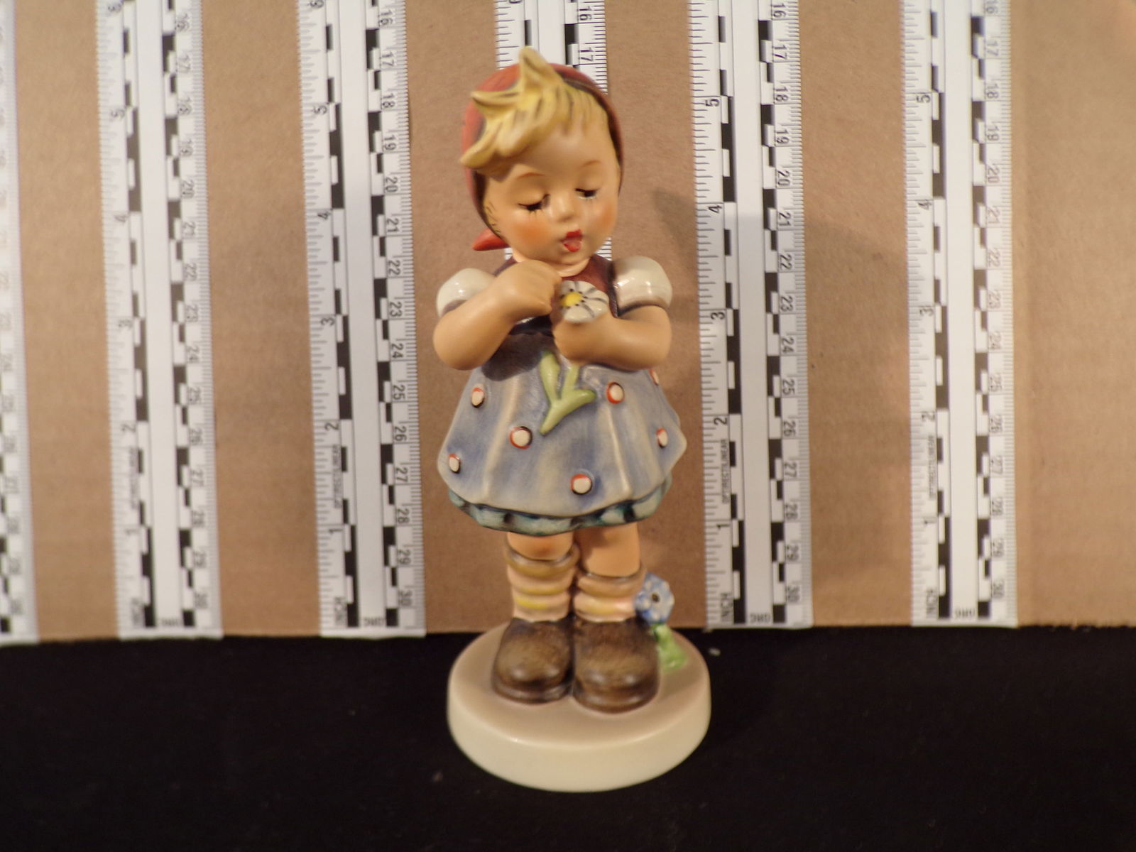 Hummel #380, Trademark # - 6, Figurine Name - Daisies Don'T Tell: Up for auction is Hummel #380, Trademark # - 6, Figurine Name - Daisies Don'T Tell, This hummel does not have a box and displays these special attributes: Special Edition #5 Goebel Collectors Club. Th