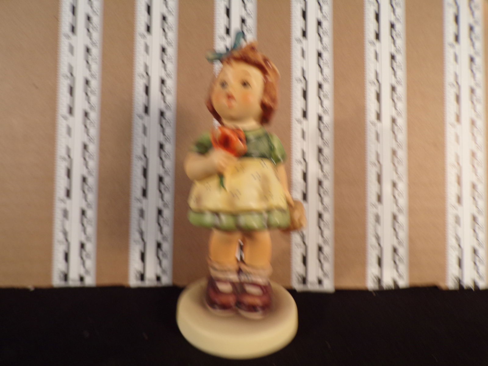 Hummel #431, Trademark # - 6, Figurine Name - The Surprise: Up for auction is Hummel #431, Trademark # - 6, Figurine Name - The Surprise, This hummel does not have a box and displays these special attributes: #12 For Members Of Goebel Collectors Club. This Hum