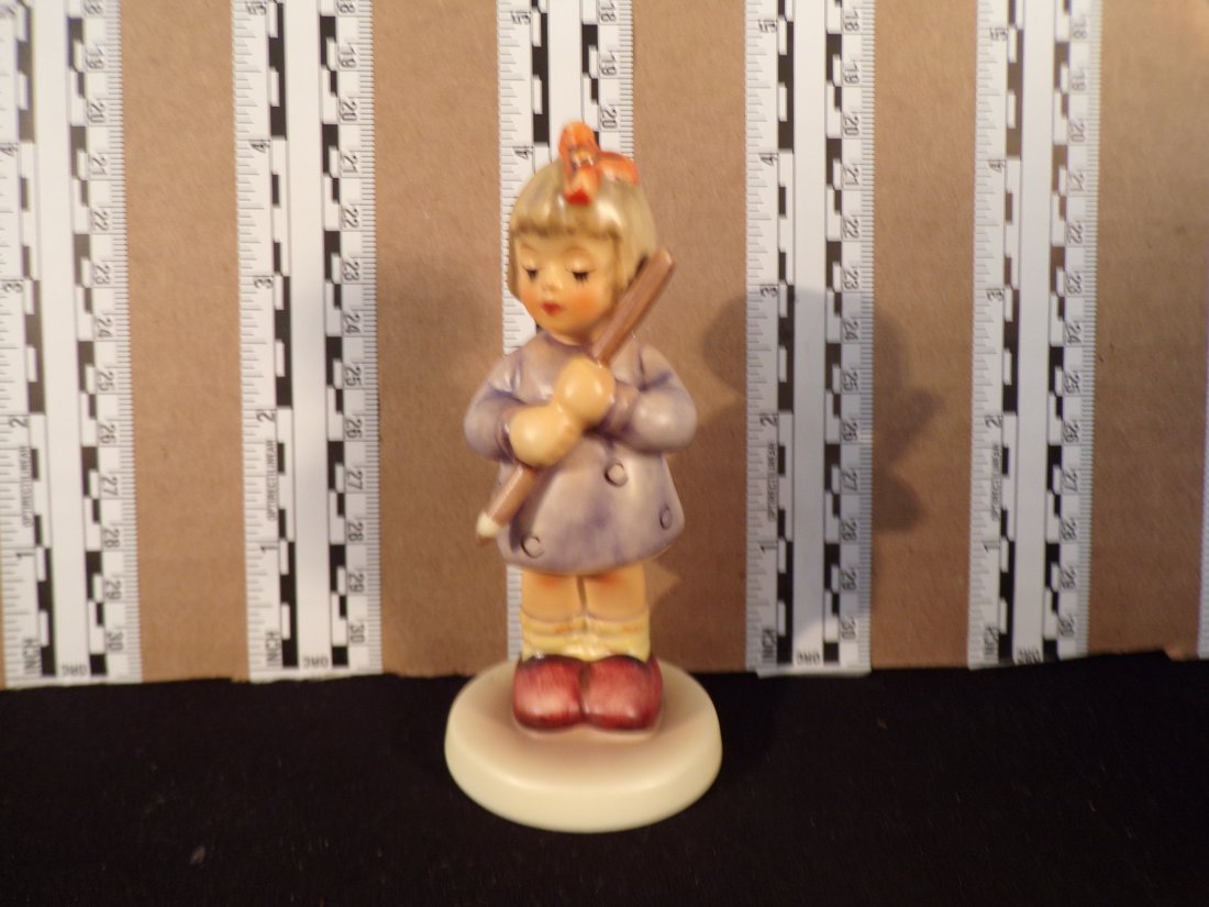 Hummel #2087, Size Indicator # - 2087 a Trademark # - 8, Figurine Name - Sharpest Student: Up for auction is Hummel #2087, Size Indicator - 2087 a, Trademark # - 8, Figurine Name - Sharpest Student, This hummel doesQuestionable have a box and displays these special attributes: None. This Hu