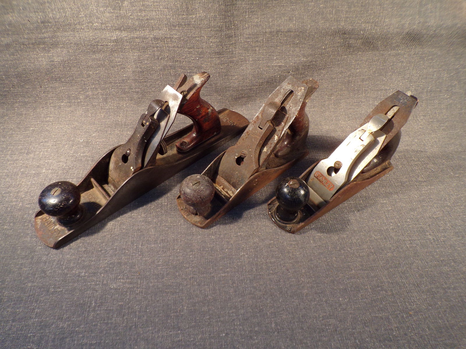 Lot of 3 Vintage Stanley Bailey Planes - No. 3 - No. 4 and No. 5C (1 of 9)