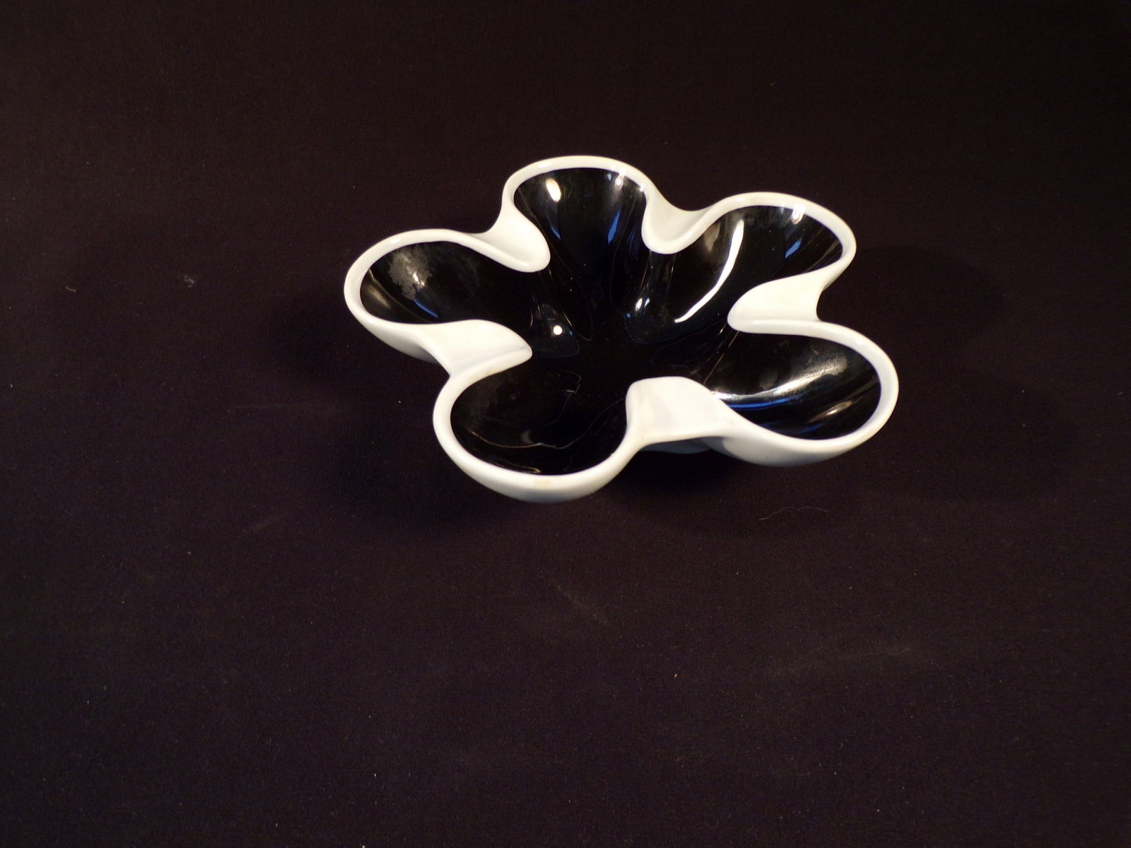 Vintage Mid Century Modern Rosenthal Black & White Ashtray - Flower Form: Vintage Mid Century Modern Rosenthal Black & White Ashtray - Flower Form. This Rosenthal Ashtray is in Excellent Condition with no chips or cracks. It measures 6 3/4" in diameter. Marked on base as pi