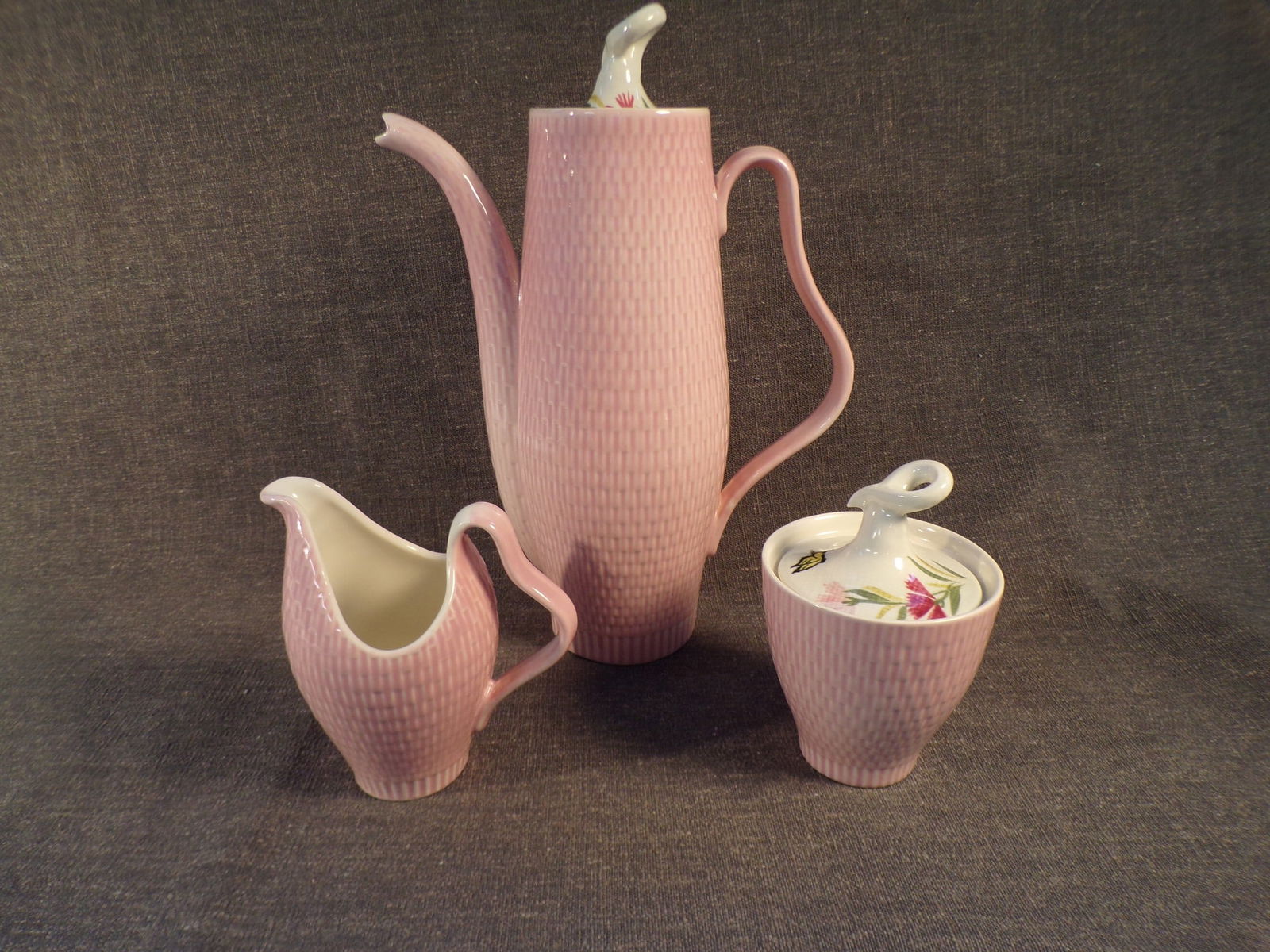 Vintage Mid Century Modern Red Wing CAPISTRANO Pink Basketweave Coffee Pot, Creamer & Sugar. (1 of 3)
