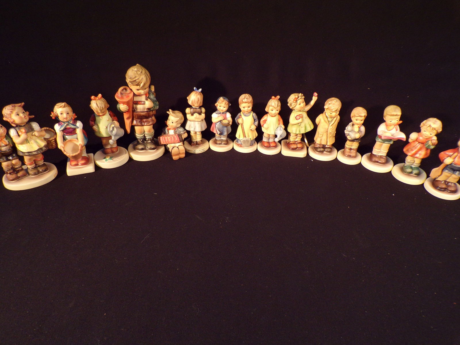 Lot of 15 Hummels - Various sizes and tradermarks. (1 of 5)