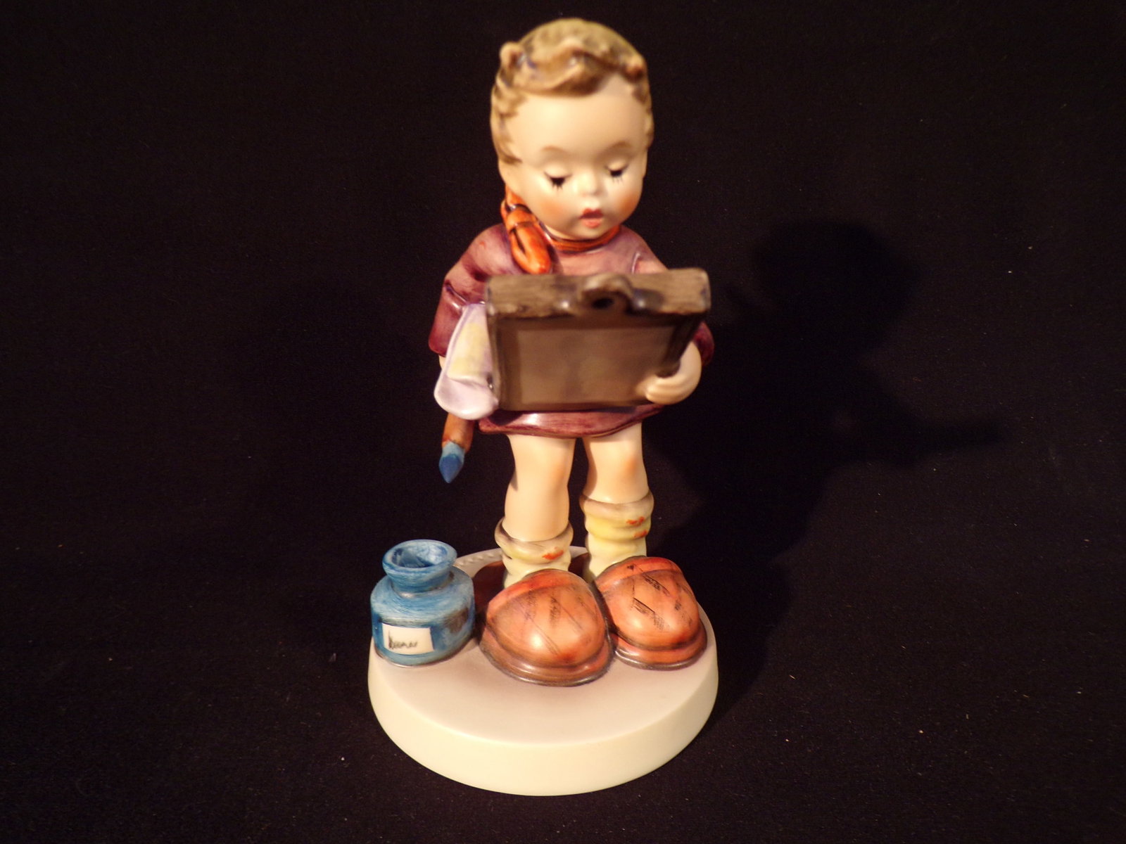 Hummel #318, Trademark # - 6, Figurine Name - Art Critic: Up for auction is Hummel #318, Trademark # - 6, Figurine Name - Art Critic, This hummel does not have a box and displays these special attributes: First Edition Erste Ausgabe 1991, See pictures for ex