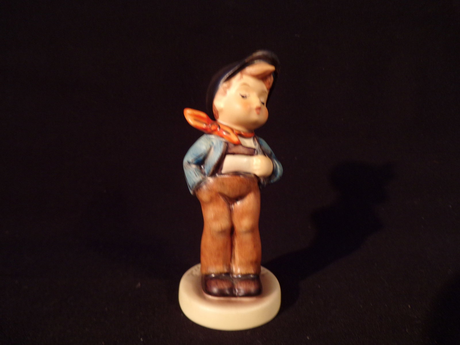 Hummel #560, Trademark # - 7, Figurine Name - Lucky Fellow: Up for auction is Hummel #560, Trademark # - 7, Figurine Name - Lucky Fellow, This hummel does not have a box and displays these special attributes: MI Hummel Club Membership Year 1992/93, See picture