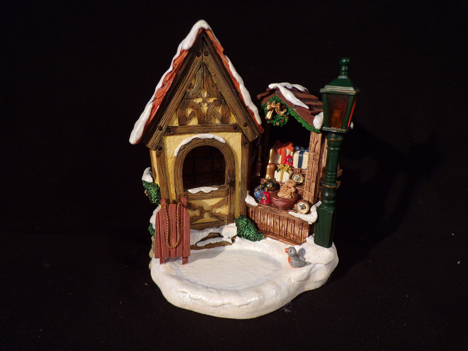 2004 Goebel BAVARIAN CHRISTMAS MARKET HUMMELSCAPE Premier #1017-D: Up for auction is 2004 Goebel BAVARIAN CHRISTMAS MARKET HUMMELSCAPE Premier #1017-D, This hummelscape does not have a box. Lights work with batteries when installed. Marked on Base as pictured. All La