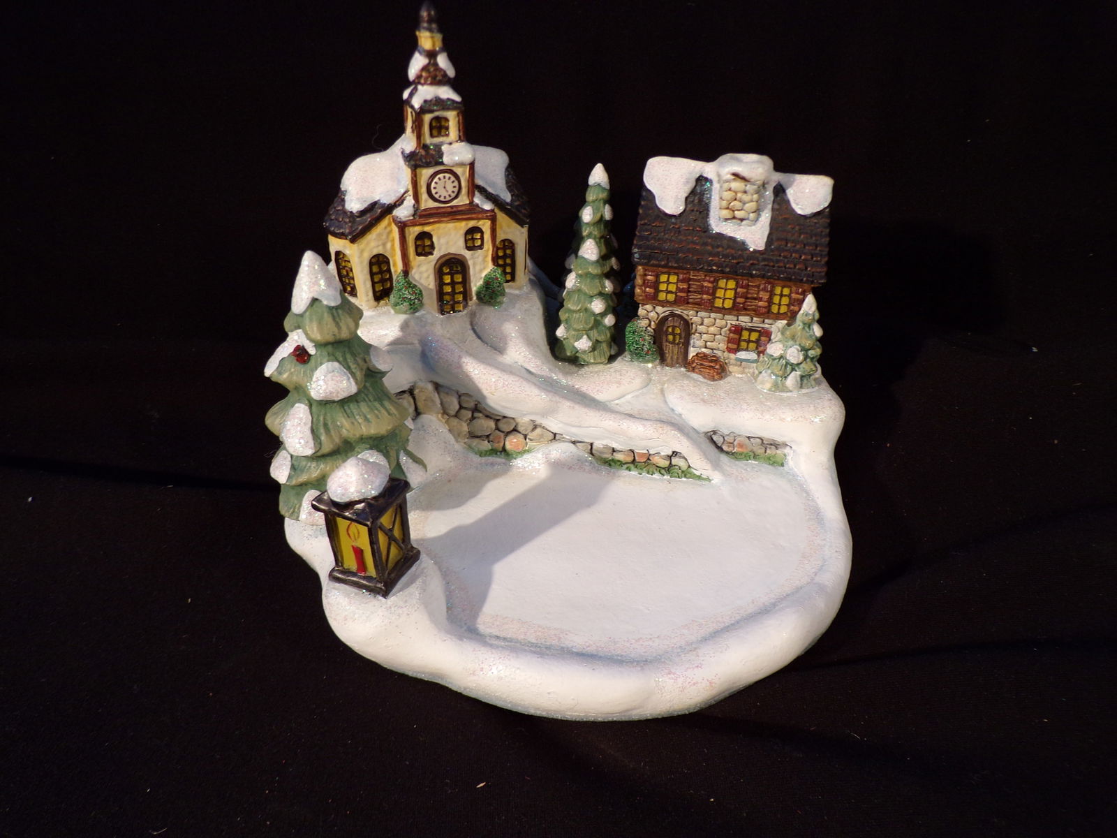 2002 Goebel HOME FOR THE HOLIDAYS HUMMELSCAPE Premier #1075-D: Up for auction is 2002 Goebel HOME FOR THE HOLIDAYS HUMMELSCAPE Premier #1075-D, This hummelscape does not have a box. Music Box plays fine and Lights work with batteries when installed. Marked on Bas