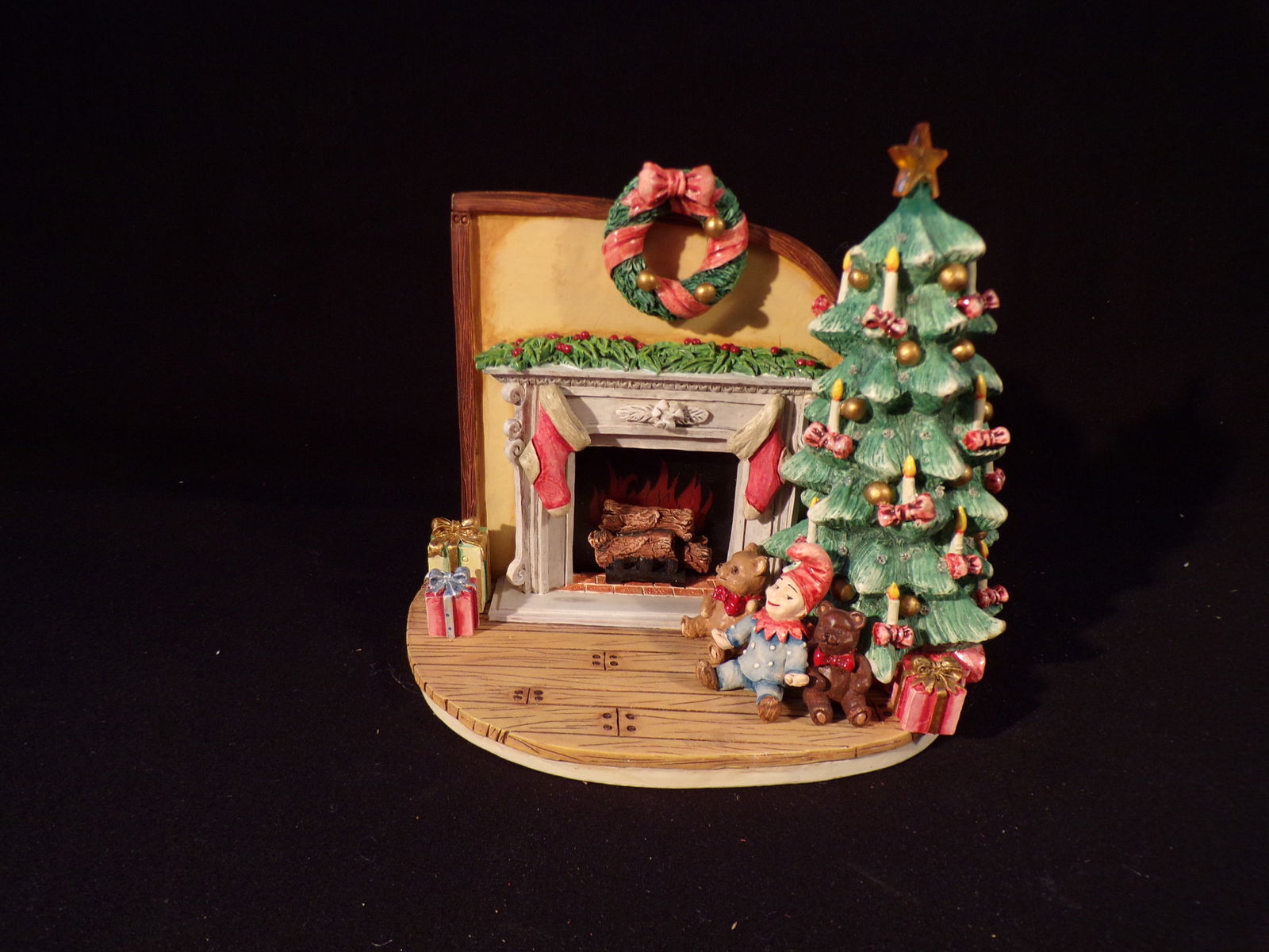 2005 Goebel NIGHT BEFORE CHRISTMAS HUMMELSCAPE Premier #1075-D: Up for auction is 2005 Goebel NIGHT BEFORE CHRISTMAS HUMMELSCAPE Premier #1075-D , This hummelscape does not have a box. Marked on Base as pictured. All Larger Hummels will be shipped in separate boxe