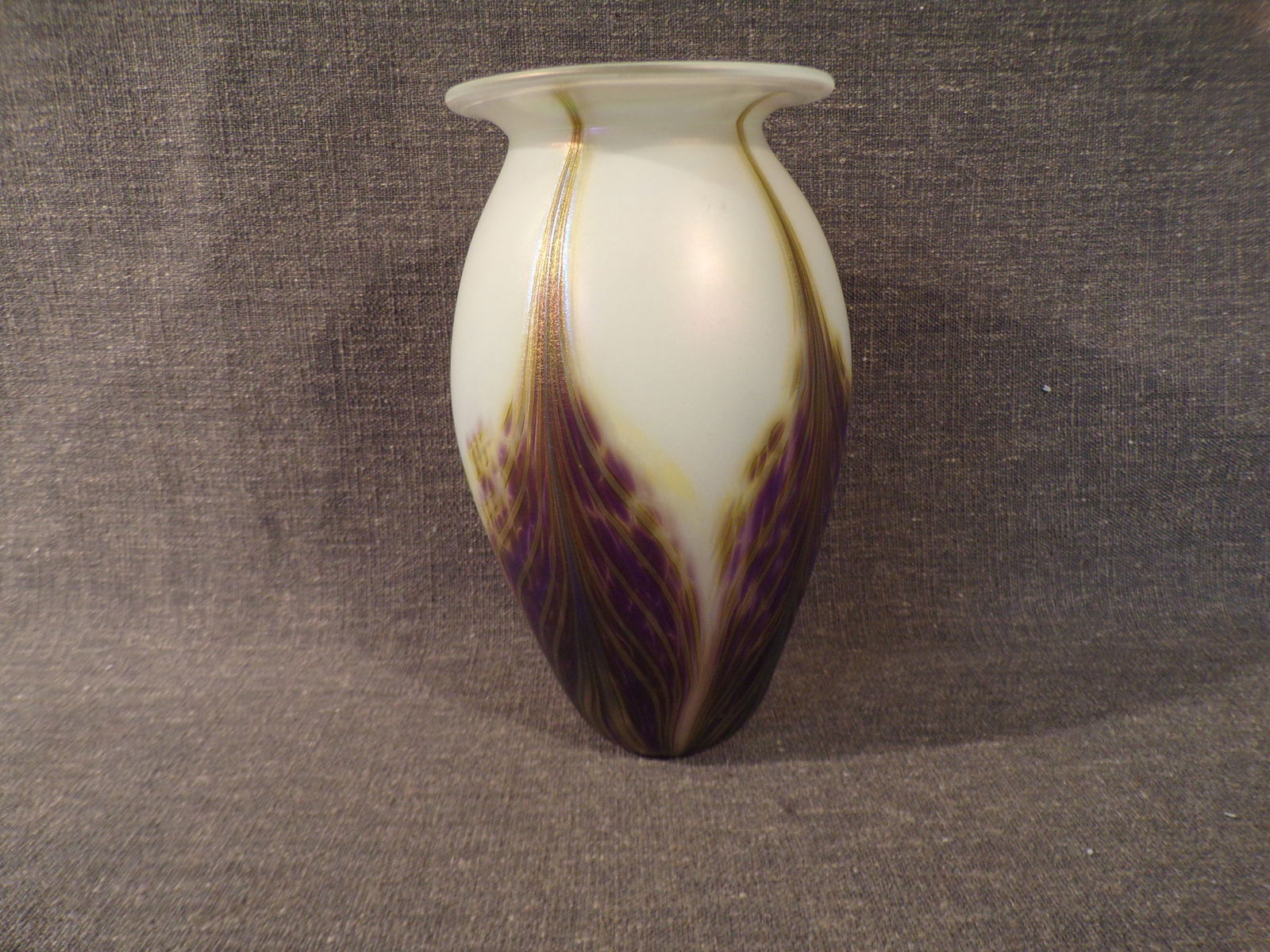 Signed Robert Eickholt 2005 Art Glass Vase Pulled Feather - 8" tall. (1 of 5)