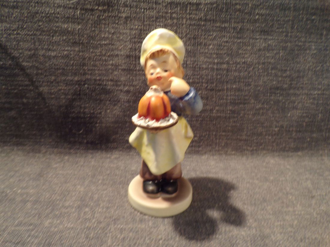 Hummel #128, Size Indicator - none, Trademark # - 5, Figurine Name - Baker. (1 of 2)