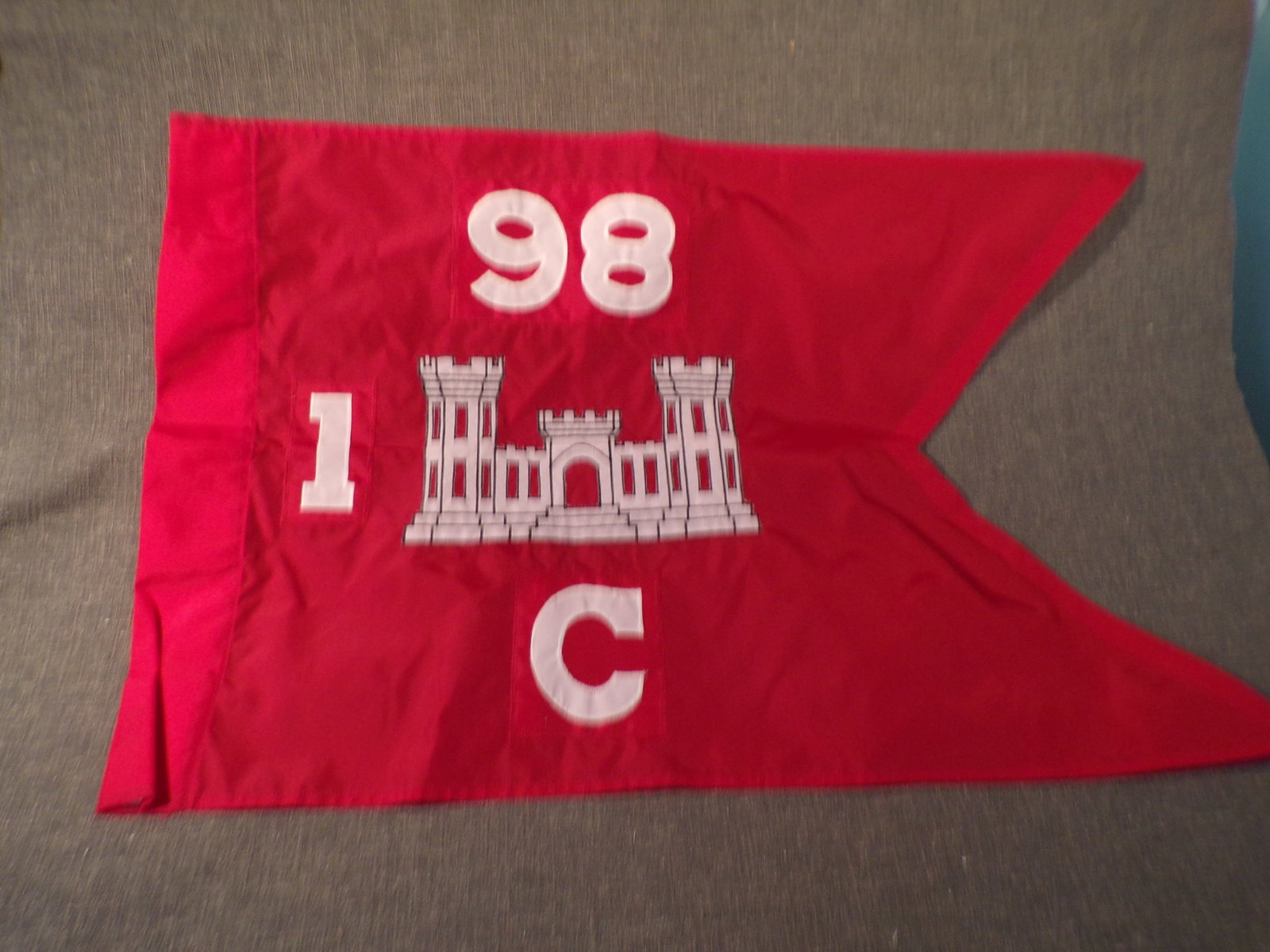 Vintage US Military WW2 Guidon Flag 98th Division Engineer Corp - 1st Battalion - Company C: Vintage US Military WW2 Guidon Flag 98th Division Engineer Corp - 1st Battalion - Company C. This Guidon is in Very Good Condition as pictured. Manufactured by the US Flag and Signal Co. This custom m