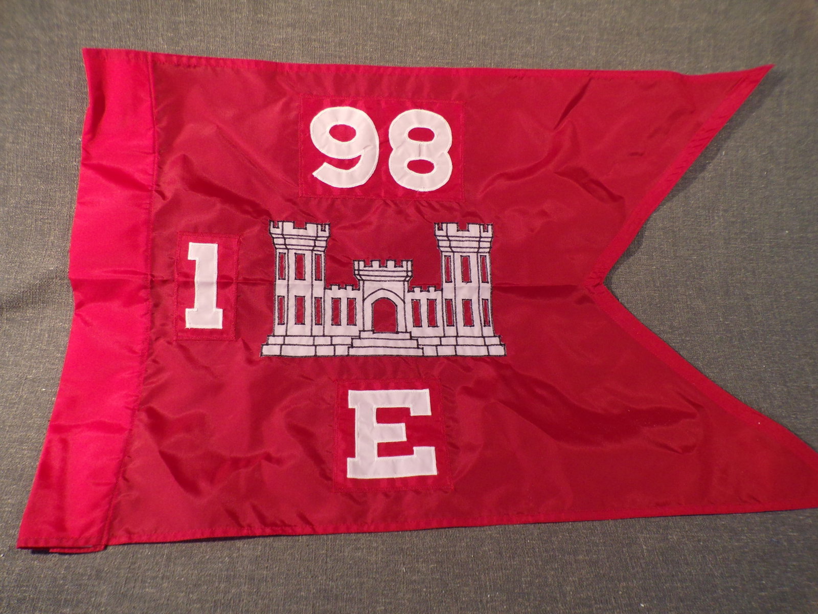 Vintage US Military WW2 Guidon Flag 98th Division Engineer Corp - 1st Battalion - Company E: Vintage US Military WW2 Guidon Flag 98th Division Engineer Corp - 1st Battalion - Company E. This Guidon is in Very Good Condition as pictured. Manufactured by the US Flag and Signal Co. This custom m