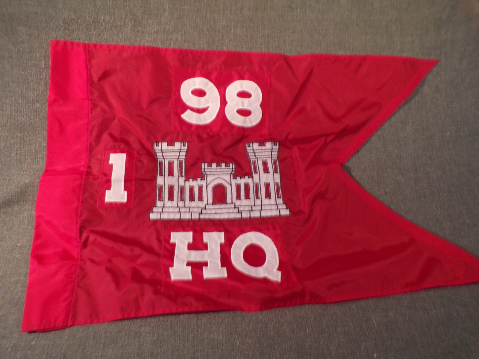 Vintage US Military WW2 Guidon Flag 98th Division Engineer Corp - 1st Battalion - Headquarters: Vintage US Military WW2 Guidon Flag 98th Division Engineer Corp - 1st Battalion - Headquarters. This Guidon is in Very Good Condition as pictured. Manufactured by the US Flag and Signal Co. This custo