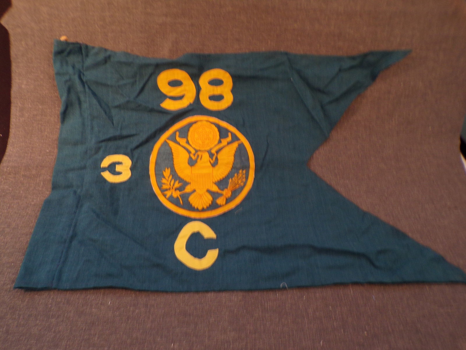 Vintage US Military WW2 Guidon Flag 98th Division Infantry - 3rd Battalion - Company C: Vintage US Military WW2 Guidon Flag 98th Division Infantry - 3rd Battalion - Company C. This Guidon is in Good Condition as pictured. Manufactured by the DSA, of the DPSC. The DPSC is the Defense Pers