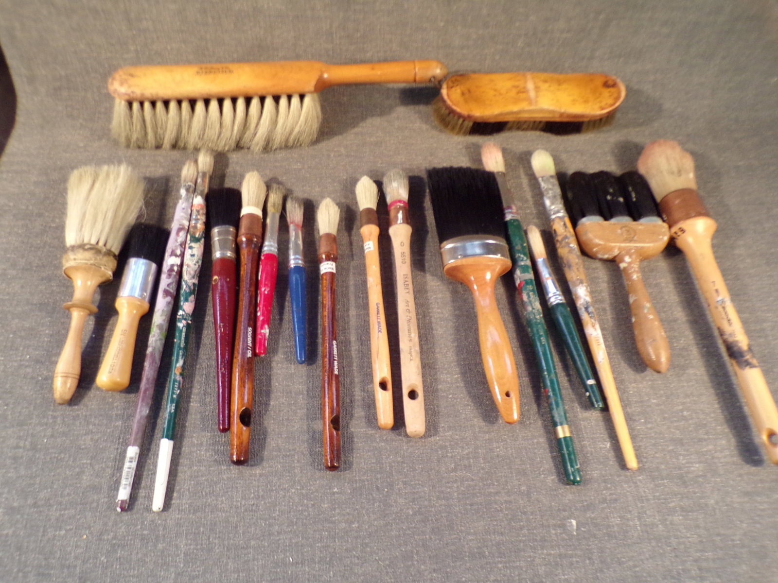 Lot of 19 Artist Brushes - Wade, Grumbacher, Escoda, Hamilton, Macy & More: Lot of 19 Artist Brushes - Wade, Grumbacher, Escoda, Hamilton, Macy & More. This Lot of Artist Brushes are all in good or better conditions as pictures. You get brushes by Wade, Grumbacher, Escoda, Ha