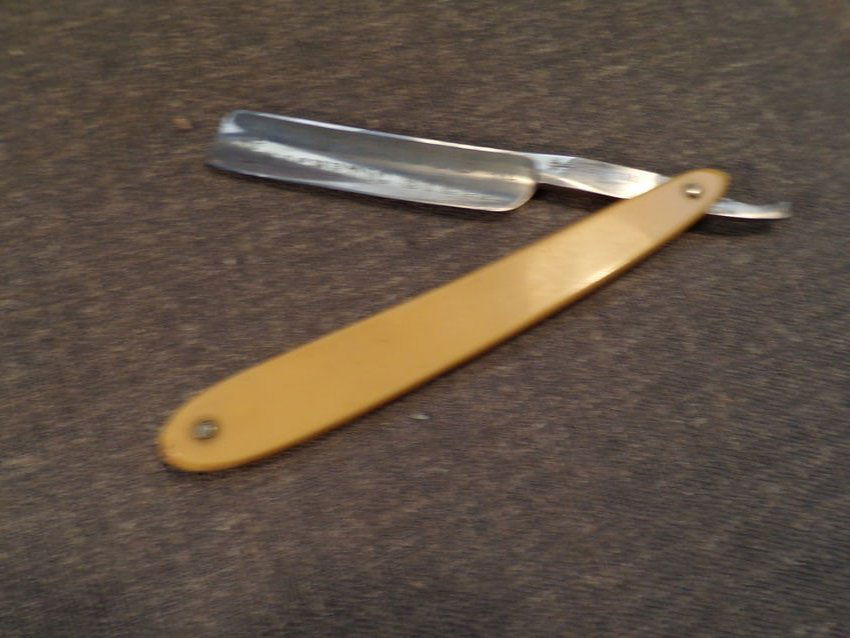 Antique H. Boker & Co. Damascus Magnetic Steel Straight Razor Bakelite Scales.: Antique H. Boker & Co. Damascus Magnetic Steel Straight Razor Bakelite Scales. This H. Boker Damascus Steel Straight Razor is in Good or better condition as pictured. The blade measures 43/64" wide. E
