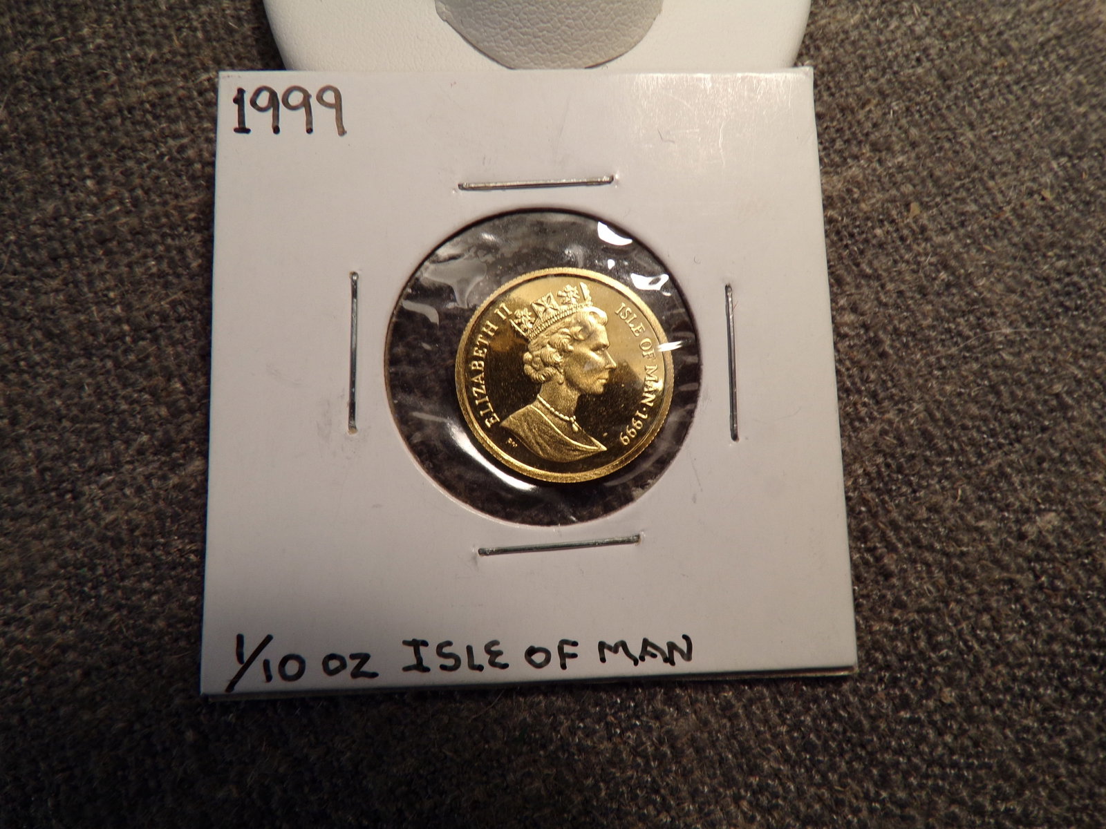 1999 Isle of Man GOLD QUEEN ELIZABETH & Cat 1/10 oz .999 Fine GOLD Coin.: 1999 Isle of Man GOLD QUEEN ELIZABETH & Cat 1/10 oz .999 Fine GOLD Coin. This Coin is in Excellent condition as pictured. The infamous Pobjoy Mint has caught gold coin collectors and investors' attent