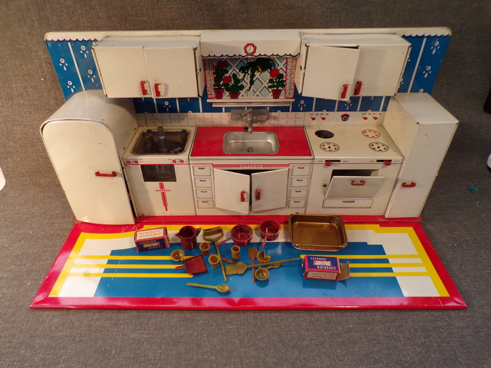 Vintage Superior Metal Toy Childrens Kitchen 1950s. (1 of 3)