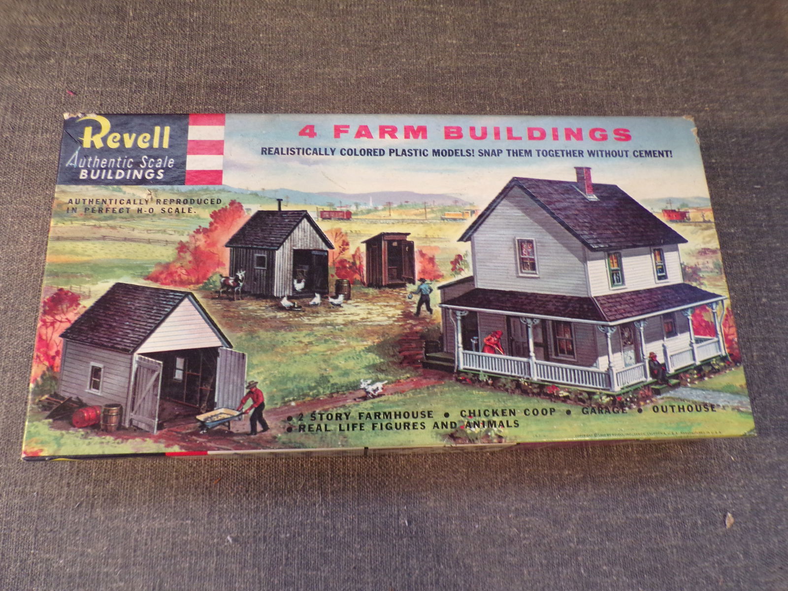 Vintage Revell 4 Farm Buildings HO Scale T9003-35 - New in Box. (1 of 3)