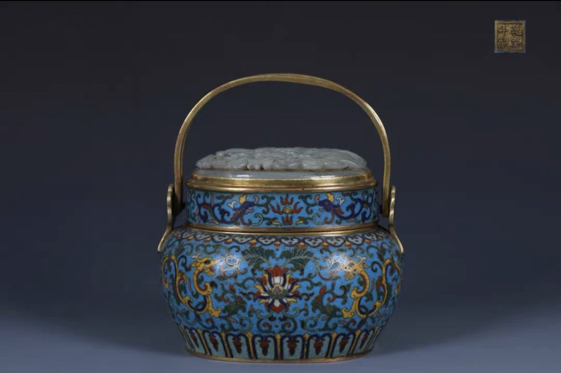 Antique Chinese Qing Dynasty copper body cloisonnÃ© enamel inlaid dragon pattern jade hand stove: Specifications] Height 17cm, diameter 10.5cm, abdominal diameter 15cm, weight 1600 grams [Inscription] Made in Qianlong Period [details] The hand stove was used by the ancients to keep warm in winter.