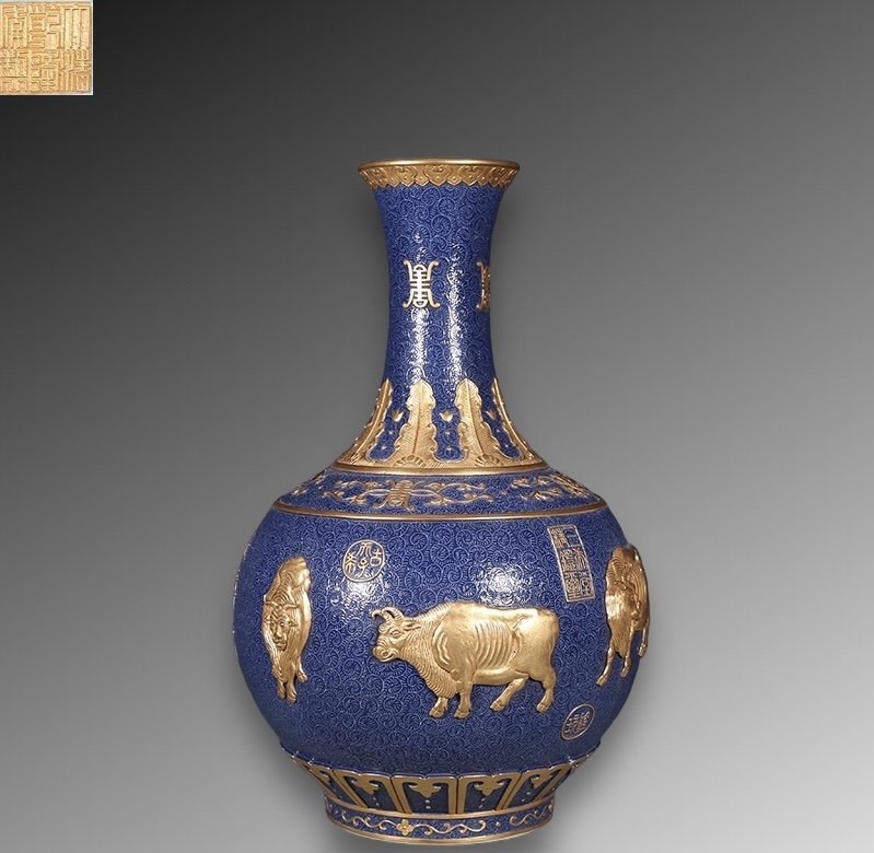 Qianlong period Qing Dynasty gold reward bottle carved with five cattle pictur blue ground Vase: height: 40.5cm, belly diameter: 26cm