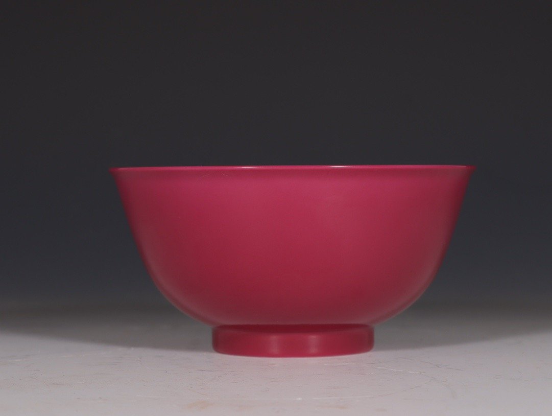 A rouge red-glazed palace bowl made in the Qianlong period of the Qing Dynasty (1 of 8)