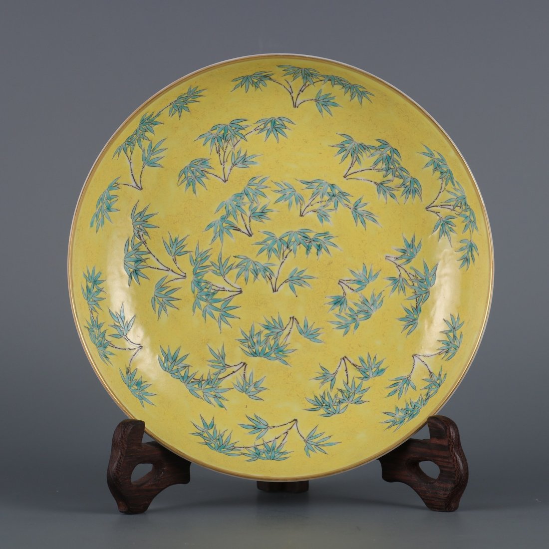 Yellow-ground famille rose bamboo platter for safety during the Tongzhi period Qing Dynasty: Size: Height 3.6cm Diameter 17cm
