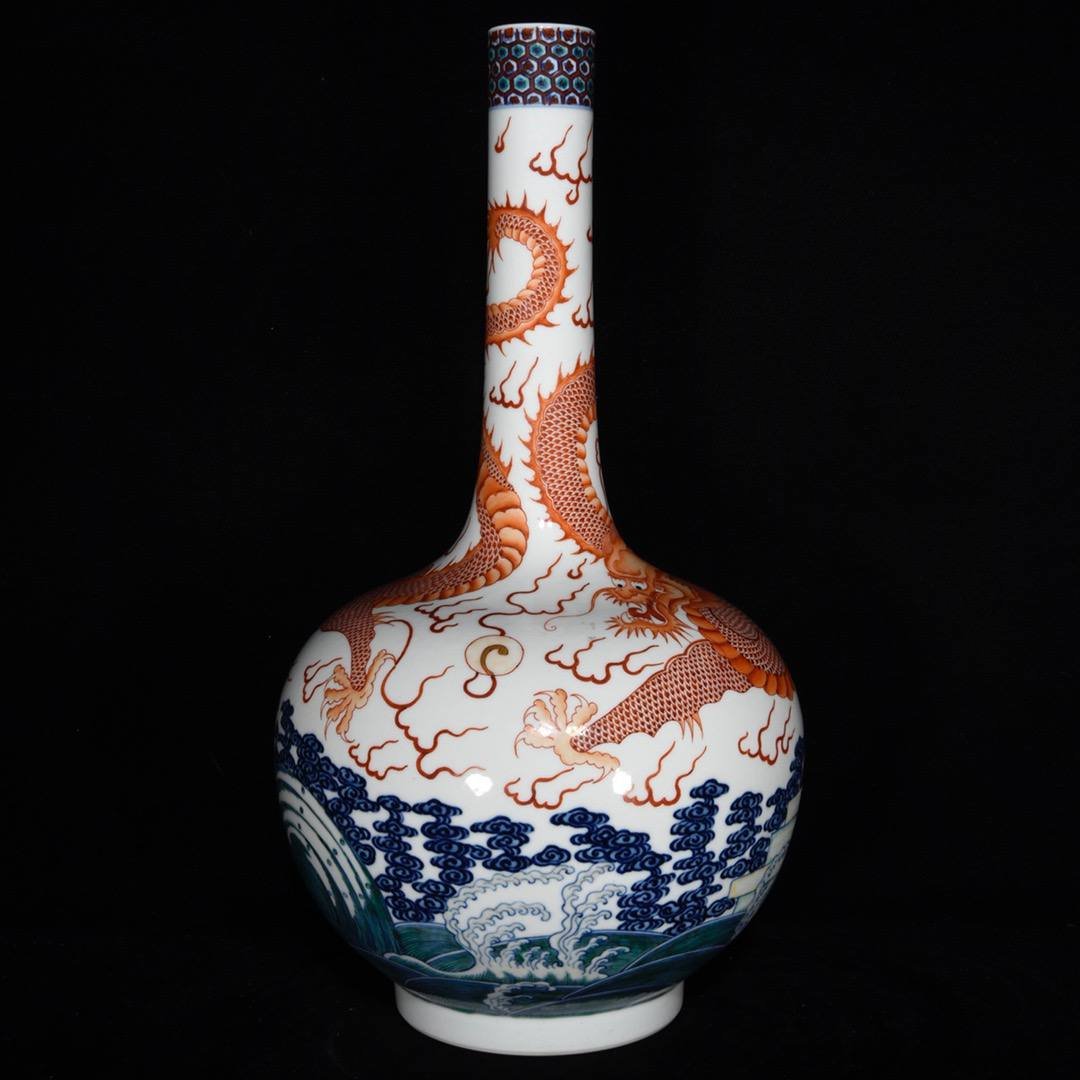 Qing Kangxi blue and white alum red dragon pattern flask (1 of 9)