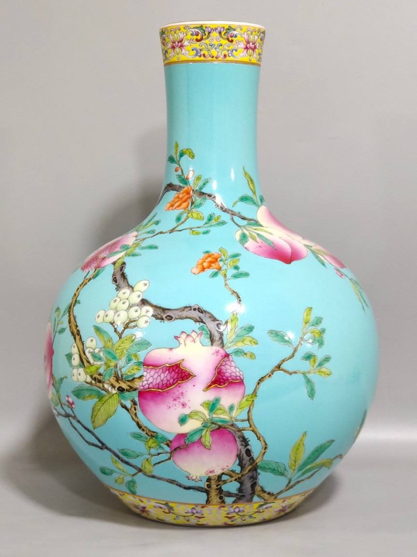 Qing Dynasty Yongzheng turquoise green smiling celestial ball vase (1 of 8)