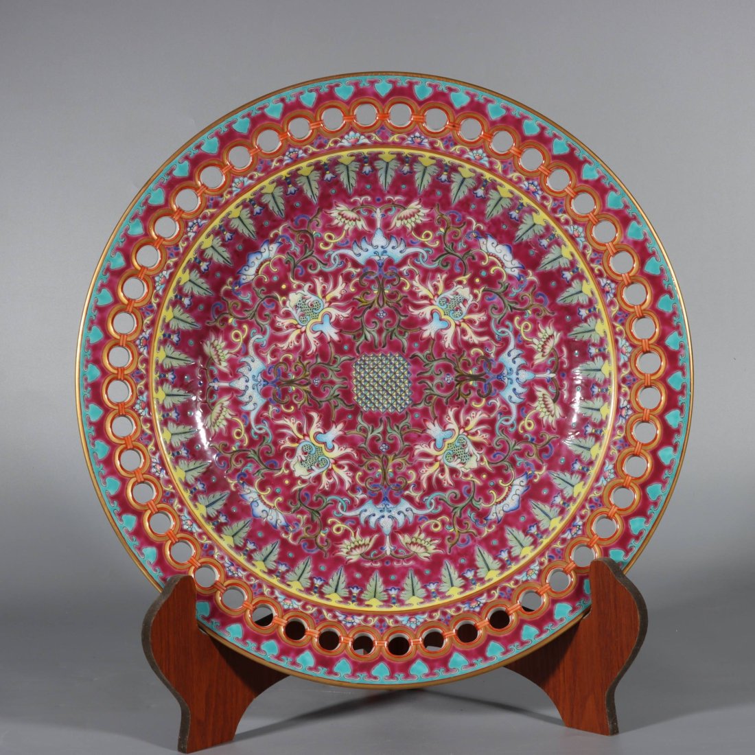 Qianlong period, Qing Dynasty A famille rose carmine hollowed-out plate with twining lotuses: Size: height 8.6cm, diameter 38.8cm, bottom diameter 21cm
