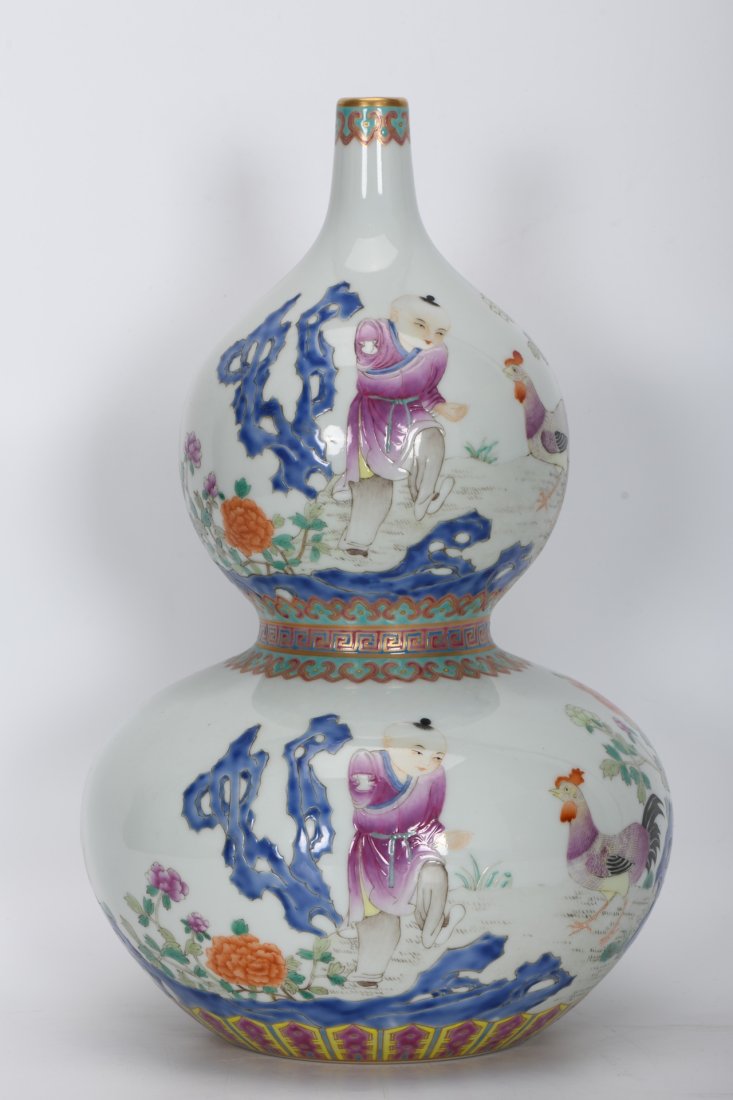 Yongzheng, Qing Dynasty, gourd vase with enamel colored figures: 35.5 cm high, 2.7 cm in diameter, 22 cm in belly diameter, 11.5 cm in bottom diameter