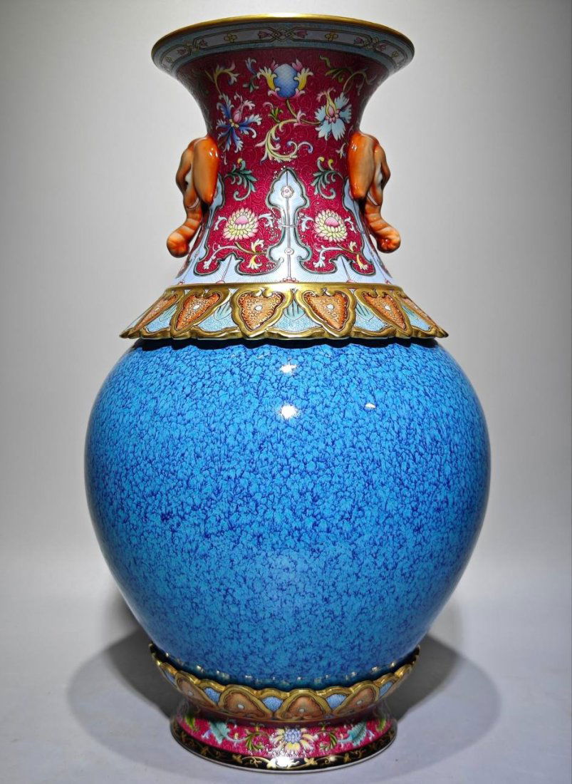 Qianlong period enamel colored rouge red dark carved flowers blooming like a uniform glaze vase (1 of 8)