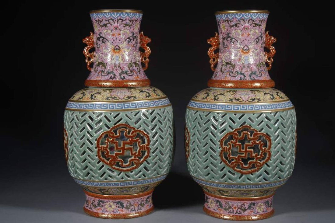 Qing Qianlong: Double-eared Dragon Boat Turning Heart Four-section Auction Bottle (1 of 8)