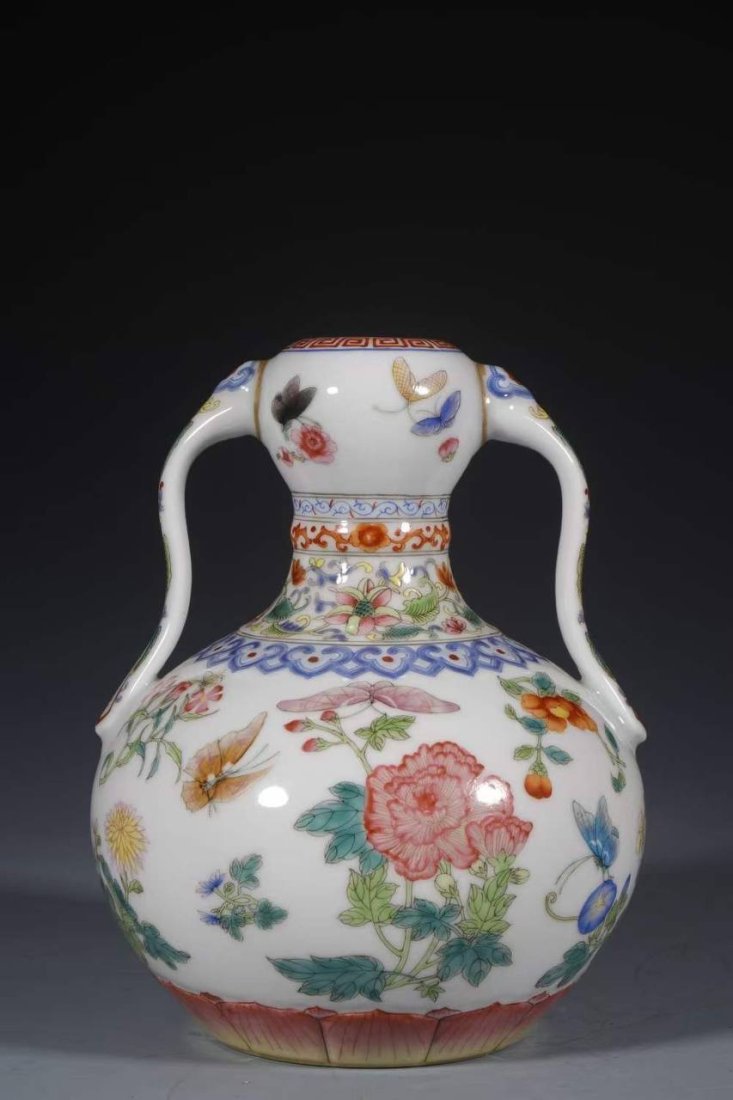 Qianlong Qing Dynasty Ruyi with mixed ears and flowers Vase (1 of 9)