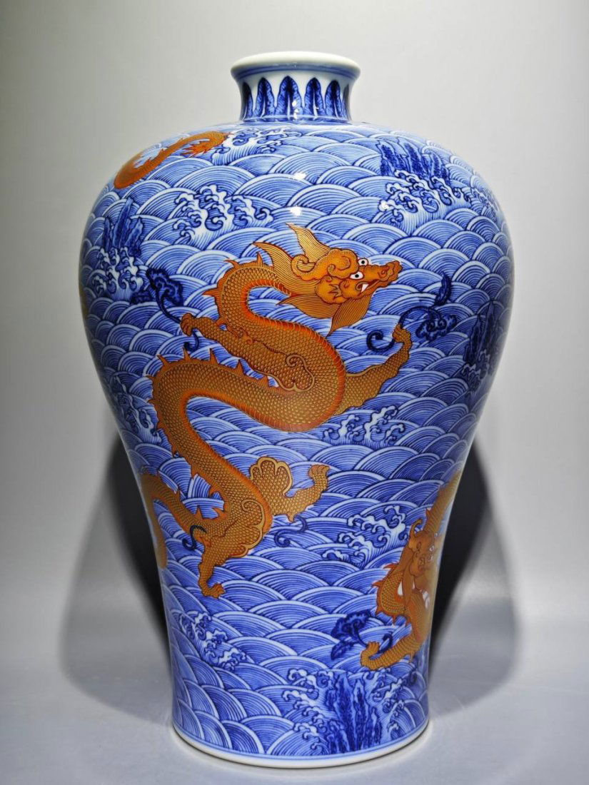 Qianlong period of the Qing Dynasty blue and white plum vase with seawater alum red and five dragons: height: 37.8cm, belly diameter: 24cm