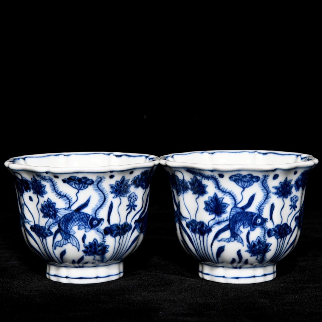 Ming Xuande blue and white fish and algae ten-edge cup (1 of 9)