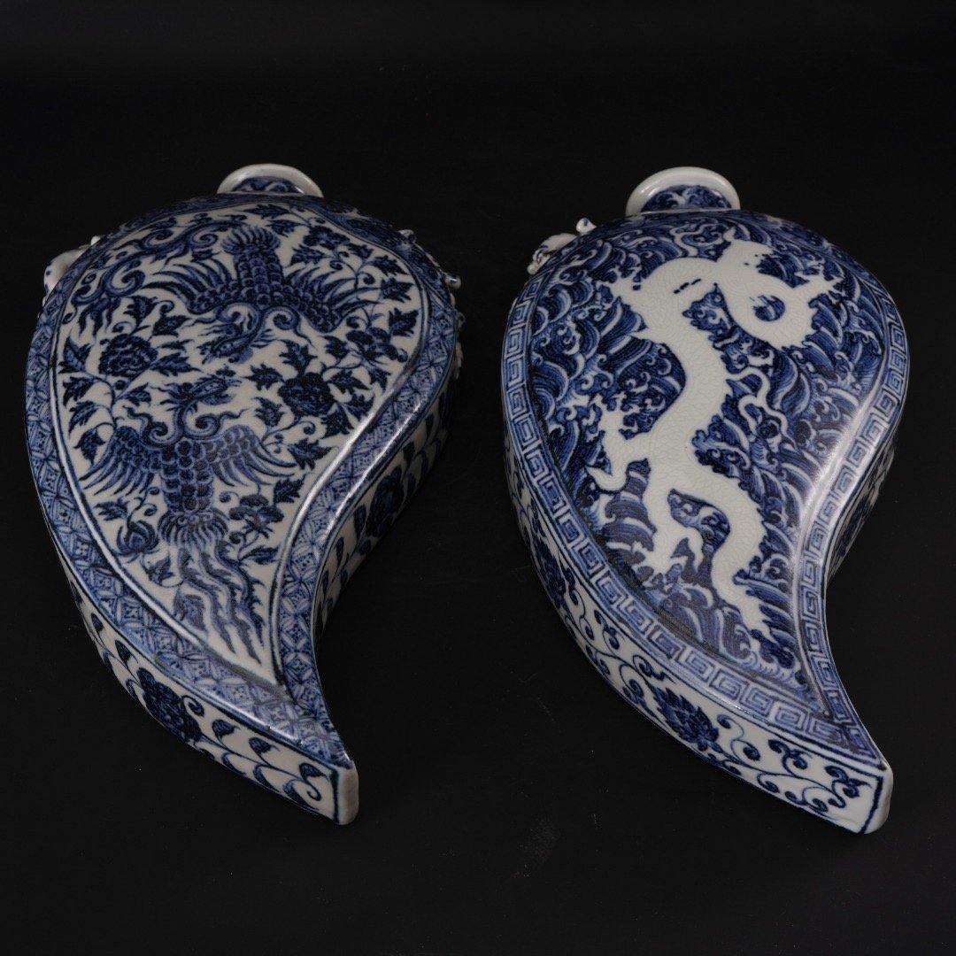 Blue and white dragon and phoenix double pot (1 of 8)