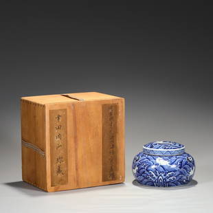 Old collection Ming Xuande blue and white seawater sea monster pattern three-series lid jar: Size: height 11.5 cm diameter 16.5 cm