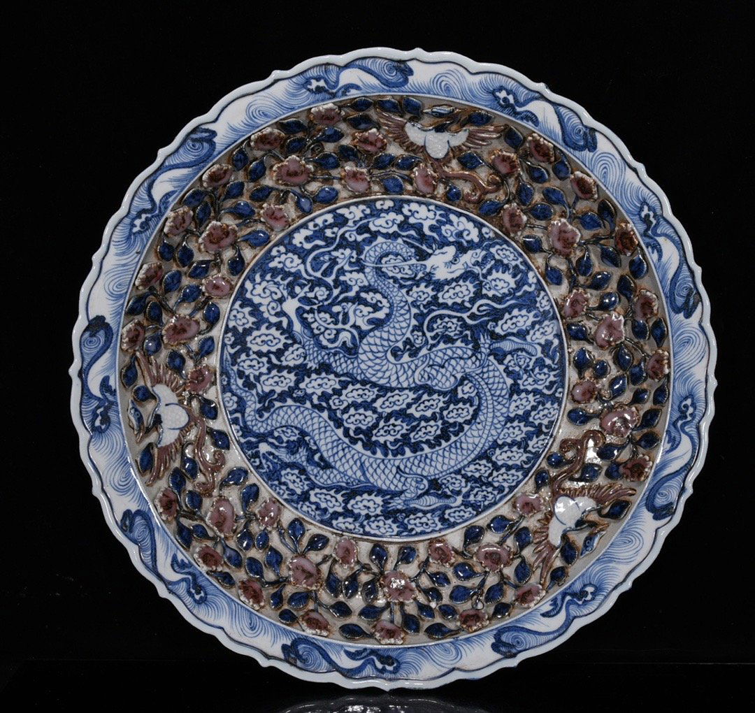 Yuan Dynasty blue and white underglaze red pinched dragon pattern plate (1 of 8)