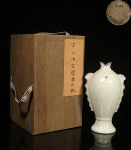 white glaze official kiln Pisces bottle: dimensions: height 18.5 cm, diameter 1.8 cm, length 11.2 cm, width 8.8 cm, bottom diameter 6.4 cm, weight 367.9 grams