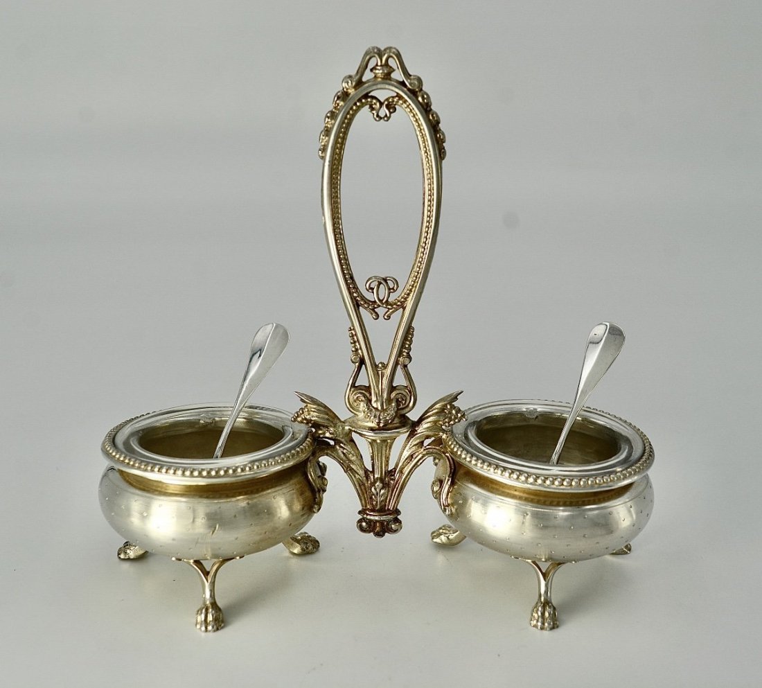 Silver Table Servant France circa 1850: Silver table server resting on lion paw feet decorated on the body with seedlings of dots on a guilloche background and pearl friezes on the edges. The central handle is decorated with pearls and foli