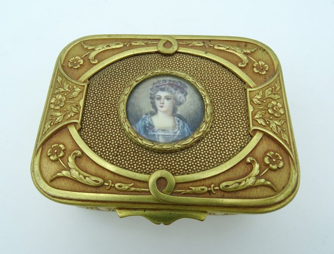 Brass Box With Ivory Miniature 1900/1930: Period: 20th century Style: Other style Condition: Very good condition Material: Brass Length: 9 cm Width: 7 cm Diameter: Height: 3.5 cm