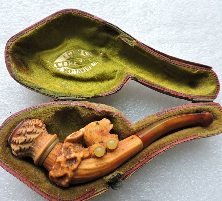 Mouthpiece case: Original leather case, amber, foam. Only the top part is made of foam, the figurine itself is made of amber. The eyes are blue stones (rhinestones). Length 9 cm.(This lot will be shipped from our ware
