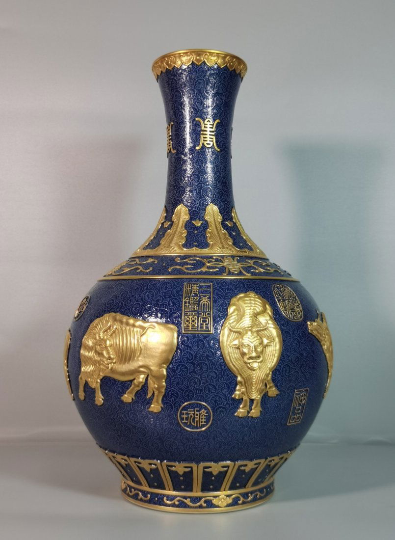 Qianlong period of the Qing Dynasty, a deep-carved gold vase with five oxen patterns on blue ground: height 40, caliber 10, belly diameter 22, base 14.5cm